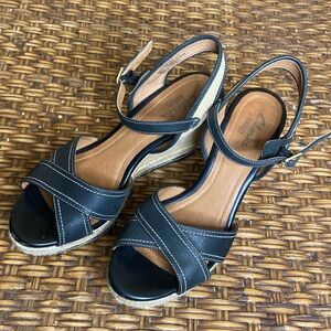 CLARKS OPEN TOE SANDALS / WEDGE IN BLACK. [SIZE: 8.5]